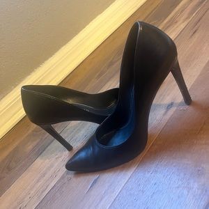 Stuart Weitzman Classic leather pump